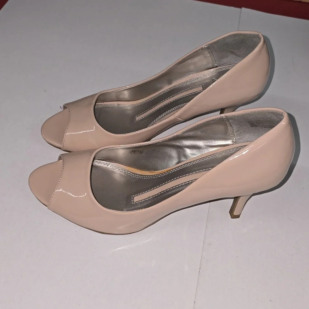 New Directions Beige Nude Heels w Peep Toes Womens Size 8.5 - Picture 4 of 12